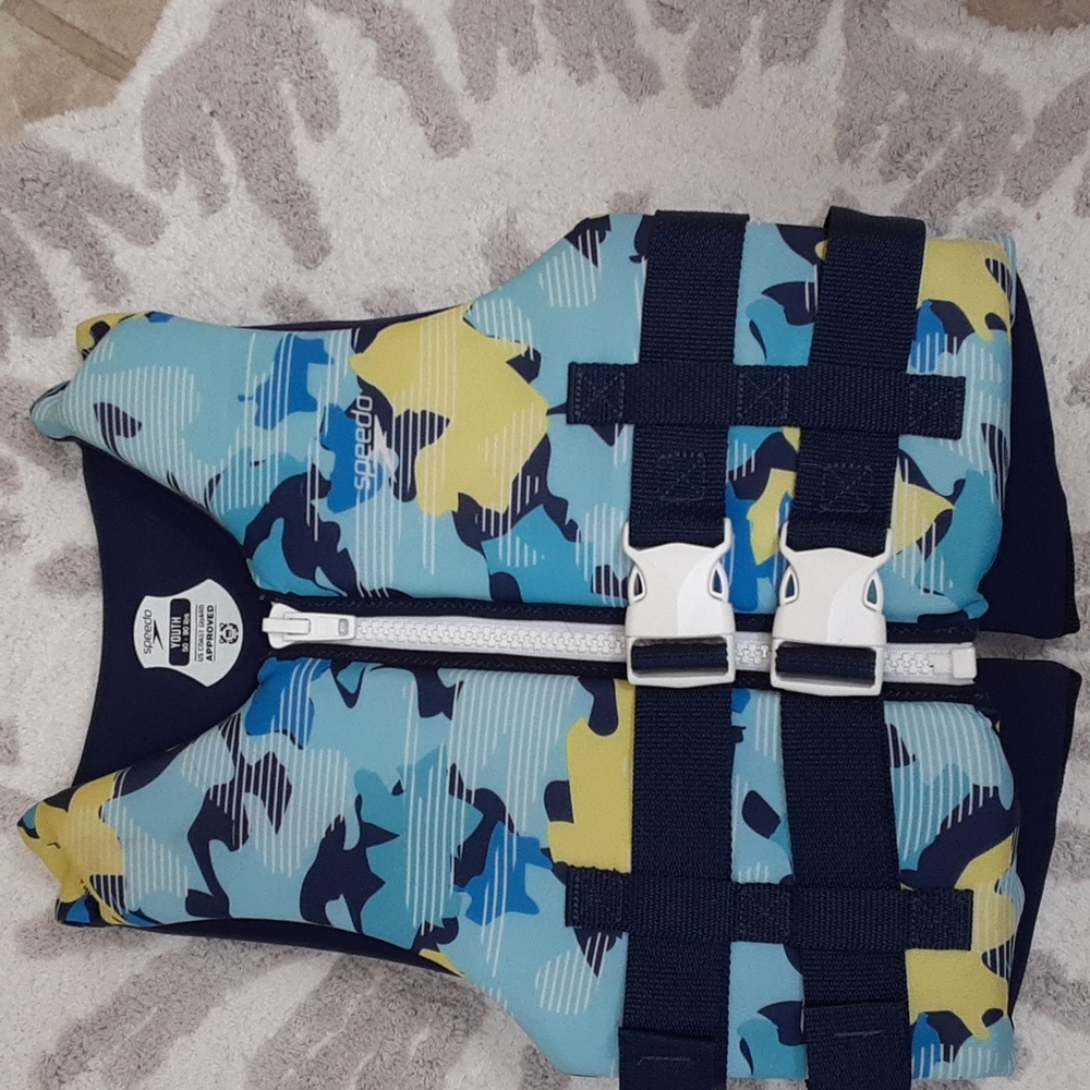 Youth, front zipper life vest, like new condition.